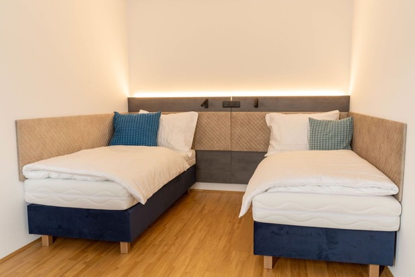 Wasser, Pflanze, Gebäude, Himmel, Eigentum, Wolke, Schwimmbad, Azurblau, Fenster, Haus