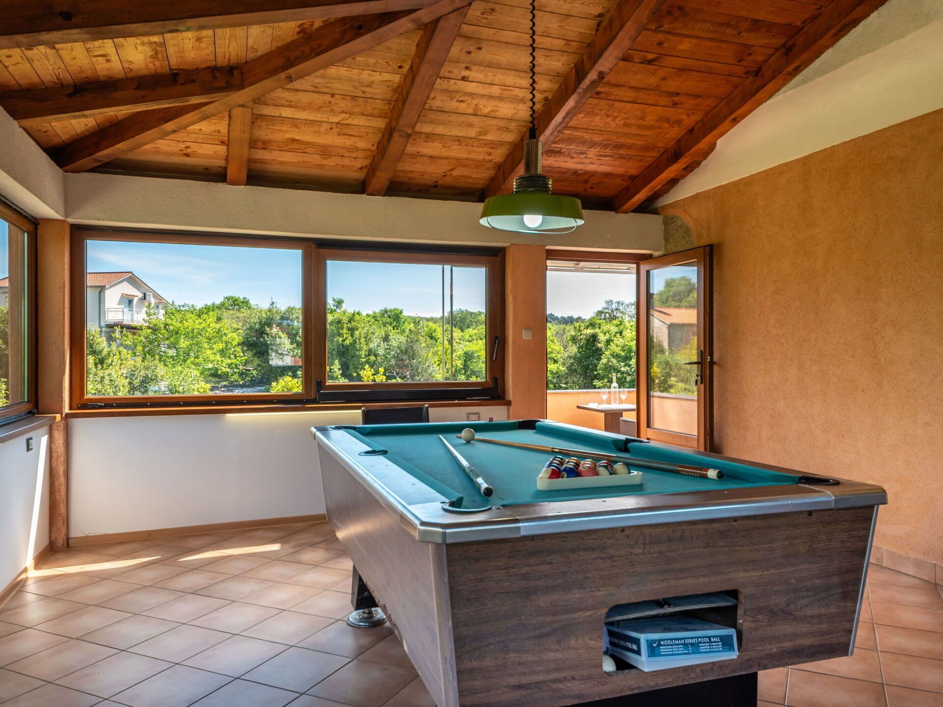 Pool, Eigendom, Biljarttafel, Biljartkamer, Venster, Sportuitrusting, Hout, Biljart, Interieur Ontwerp