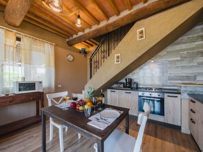 Dining - Beautiful private villa with hot tub, private pool, A/C, WIFI, TV, terrace and pets allowed (Capannori)