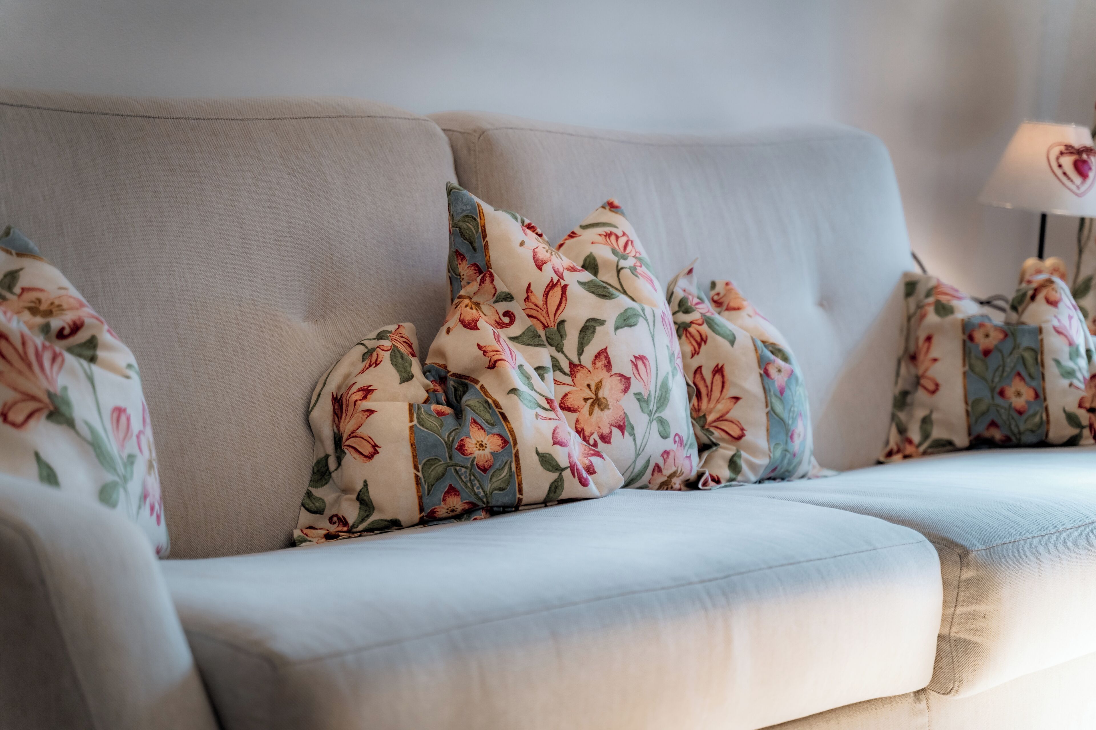 Un sofá con cojines de estampado floral.