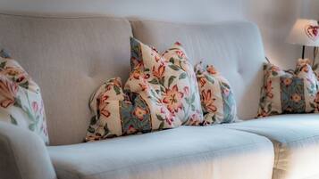 Un sofá con cojines de estampado floral.