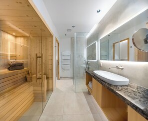Suite Deluxe | Bathroom | Shower, eco-friendly toiletries, hair dryer, towels