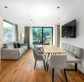 Family Suite | Zona de estar | Televisión de pantalla plana de 85 cm con canales por satélite