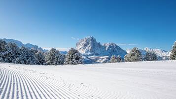 Paesaggio montano innevato con cielo sereno.