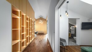 Ein modernes Interieur mit Holzbögen, einer Sitzecke und einem an der Wand montierten Fernseher.