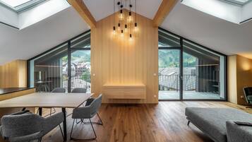 Penthouse Suite | Area soggiorno | TV a schermo piatto 85 cm con canali satellitari