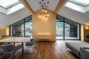 Luxe suite | Woonruimte | Een 85-cm flatscreentelevisie met satellietzenders