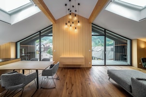 Penthouse Suite | Living area | 85-cm flat-screen TV with satellite channels