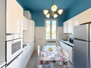 Mikrobølgeovn, ovn, oppvaskmaskin og spisebord