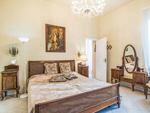 2 bedrooms, travel crib, free WiFi