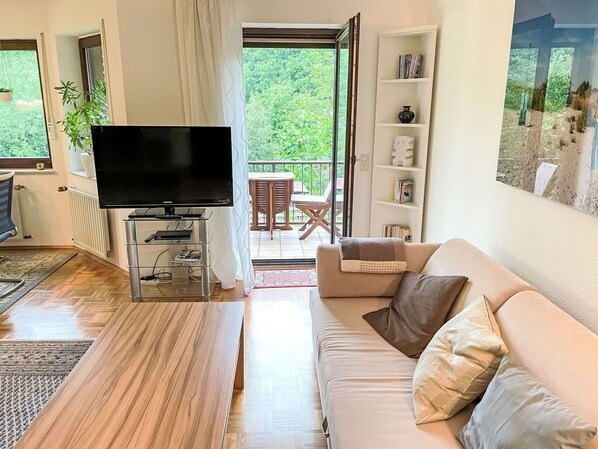 TV - Cosy apartment for 3 guests with WIFI, TV and balcony (Oberhausen)