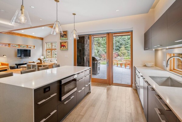 Kühlschrank, Ofen, Herdplatte, Geschirrspüler