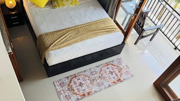 1 dormitorio, caja fuerte, tabla de planchar con plancha y cuna de viaje