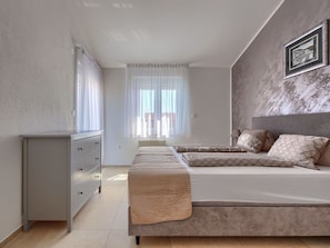 Travel cot, free WiFi