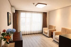Una sala moderna con un conjunto de sofá, una mesa de centro y un televisor.