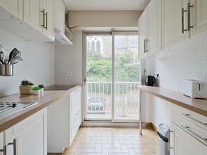 Private kitchen - Lovely apartment for 4 guests with WIFI, TV, terrace and pets allowed (Dinard)