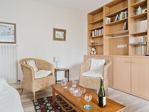 Living area - Lovely apartment for 4 guests with WIFI, TV, terrace and pets allowed (Dinard)
