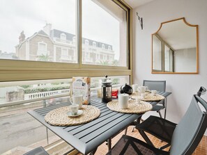 Dining - Lovely apartment for 4 guests with WIFI, TV, terrace and pets allowed (Dinard)