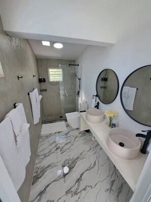Dusche, Haartrockner, Handtücher, Seife