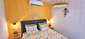 1 chambre, fer et planche à repasser, lit de bébé portatif