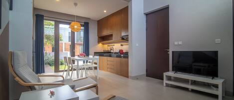 Basic House | Living area | Flat-screen TV