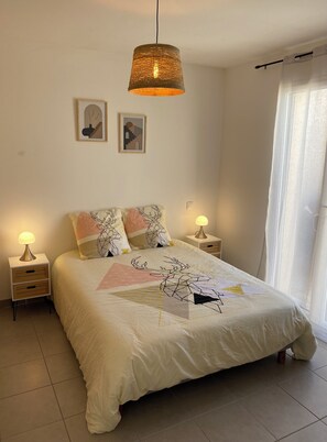 1 quarto, berço de viagem, roupa de cama