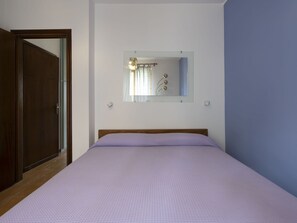 1 bedroom, travel cot, free WiFi