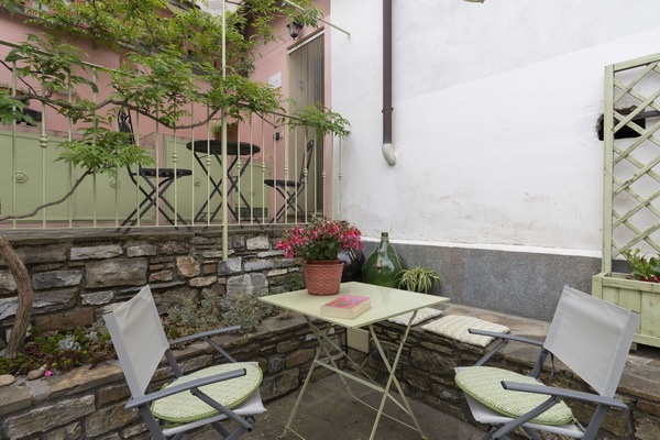 Meubles, Plante, Propriété, Table, Bâtiment, Fenêtre, Design Urbain, Mobilier De Jardin, Pot De Fleur, Zone Résidentielle