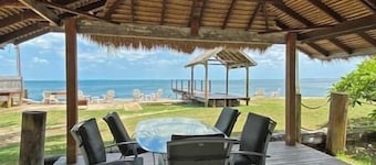 Belles on Ballow - Lorikeet Lodge - Absolute Waterfront