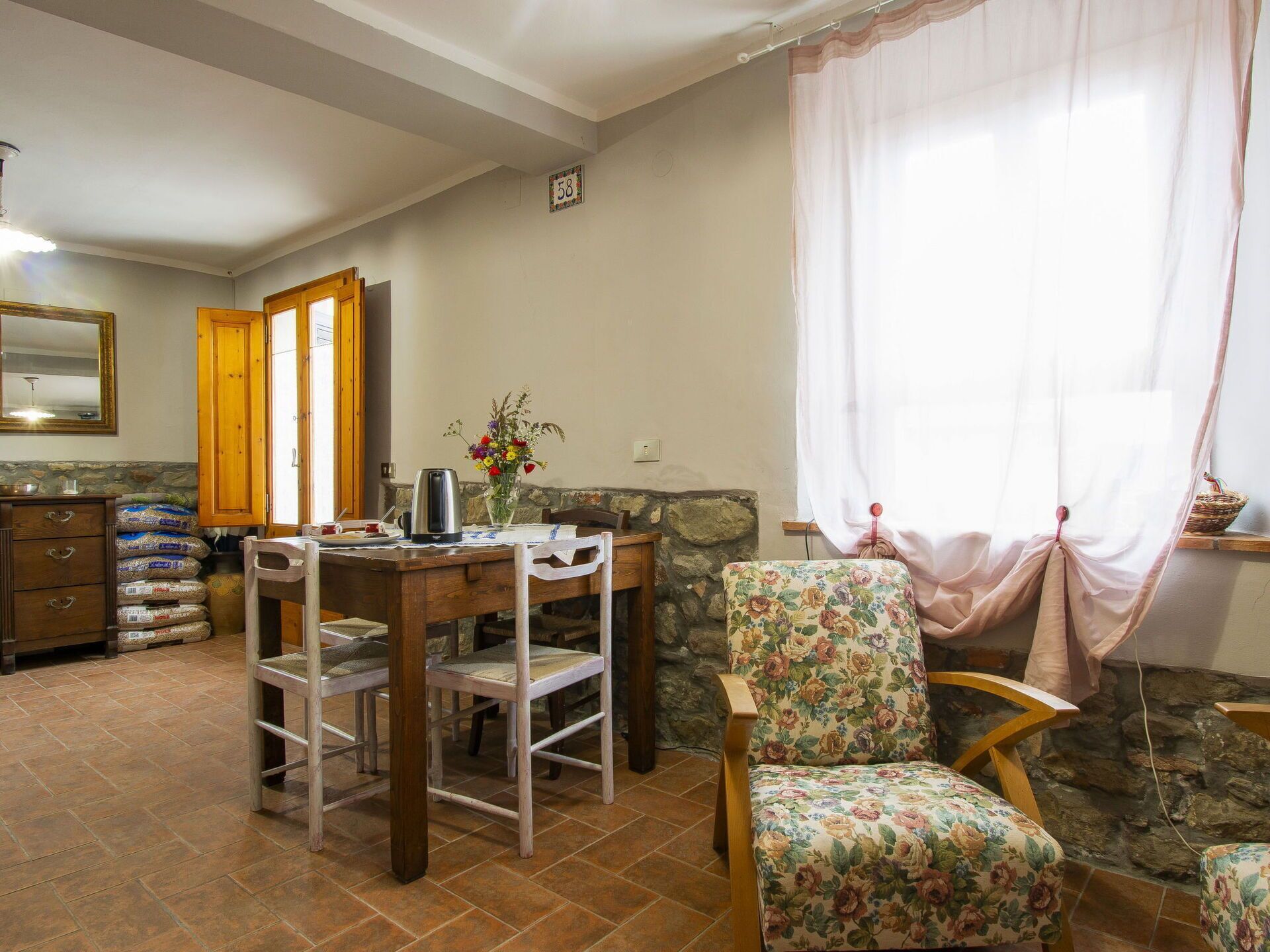 Tabelle, Möbel, Eigentum, Gebäude, Stuhl, Holz, Blume, Interior Design, Cabinetry, Vorhang