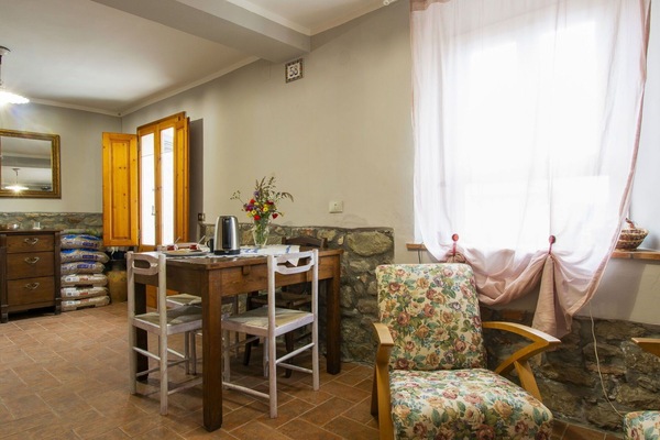 Tabelle, Möbel, Eigentum, Gebäude, Stuhl, Holz, Blume, Interior Design, Cabinetry, Vorhang