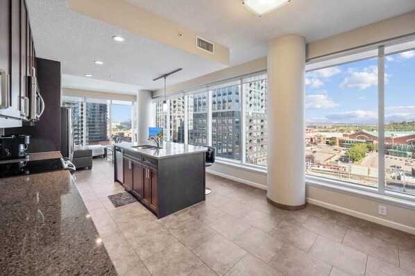 Jääkaappi, mikroaaltouuni, uuni, liesi