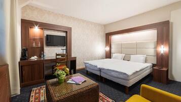 Deluxe Double or Twin Room | In-room safe, desk, laptop workspace, iron/ironing board