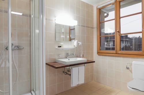 Deluxe Double or Twin Room, Balcony, Lake View | Bathroom