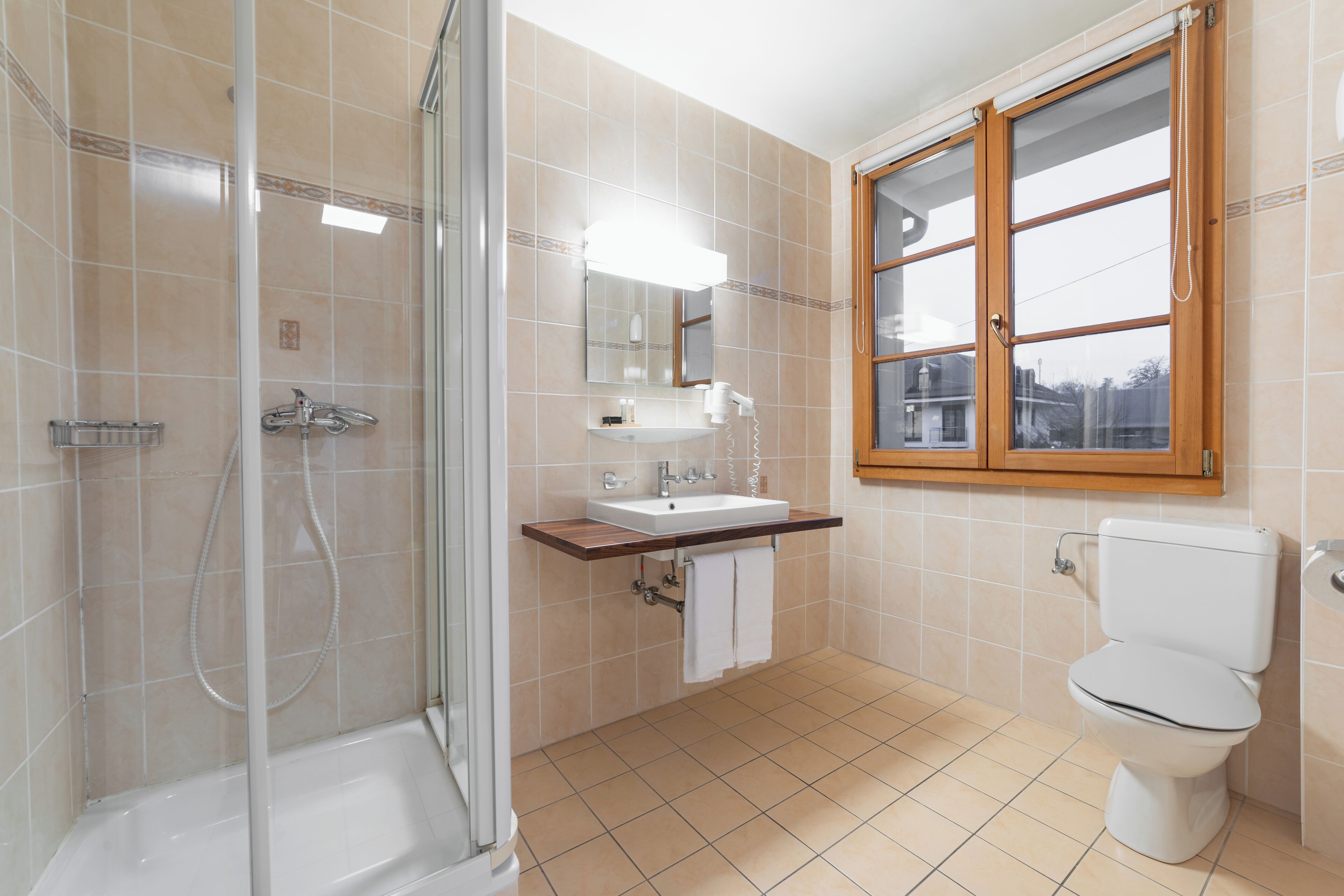 Deluxe-værelse med dobbeltseng eller 2 enkeltsenge - balkon - søudsigt | Badeværelse | Bruser, gratis toiletartikler, håndklæder, Sæbe