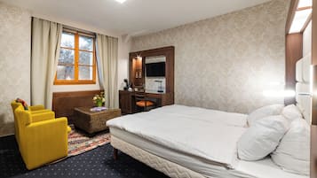 VÀrdeförvaringsskÄp pÄ rummet, skrivbord och arbetsyta för laptop