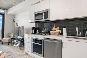 Refrigerador, microondas, horno y parrilla de estufa