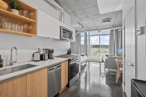 Kjøleskap, mikrobølgeovn, ovn og kokeplater