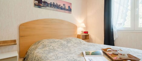 Lit parapluie, Wi-Fi, draps fournis