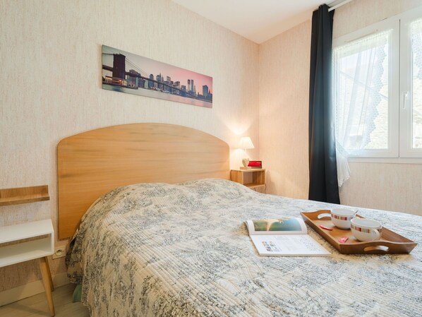 Travel cot, WiFi, bed sheets