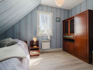 Travel cot, WiFi, bed sheets