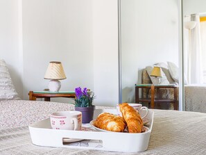3 室のベッドルーム、アイロン / アイロン台、WiFi (無料)、ベッドシーツ