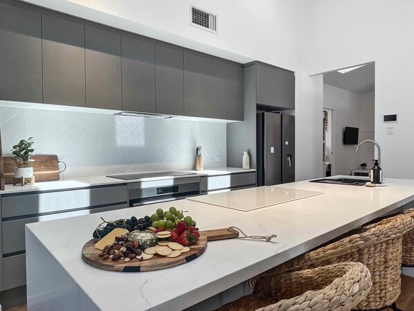 Mikrobølgeovn, opvaskemaskine, kaffe-/temaskine