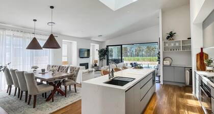 Florette's Pool Suite - Relaxing poolside escape