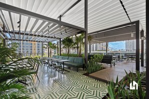 Outdoor dining - Skyline Serenity, Spa, Pool & Balcony Views (Miami)