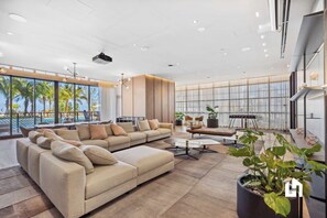 Smart TV - Skyline Serenity, Spa, Pool & Balcony Views (Miami)