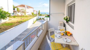 Outdoor dining - Nice apartment for 3 guests with A/C, WIFI, TV and balcony (Solin)