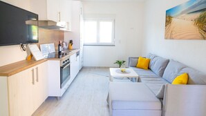 TV - Nice apartment for 3 guests with A/C, WIFI, TV and balcony (Solin)