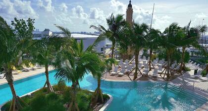 Private Ocean View Balcony, Pool & Gym walk to Bayside