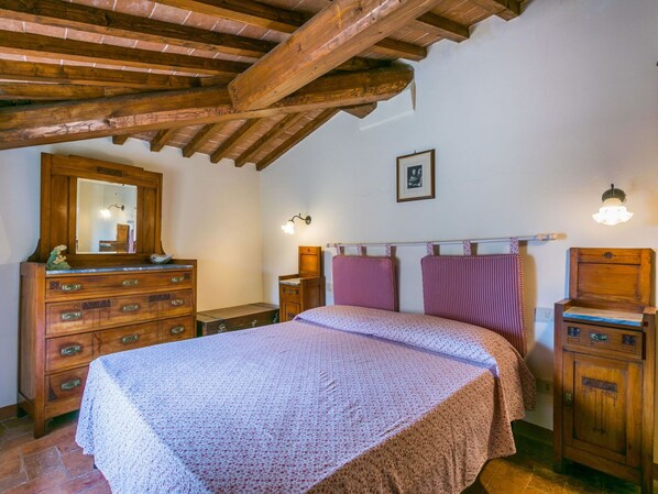 2 chambres, fer et planche à repasser, lit de bébé portatif